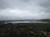 Flache Landschaft mit Regenwolken