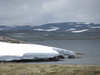 Schneebrücke am See