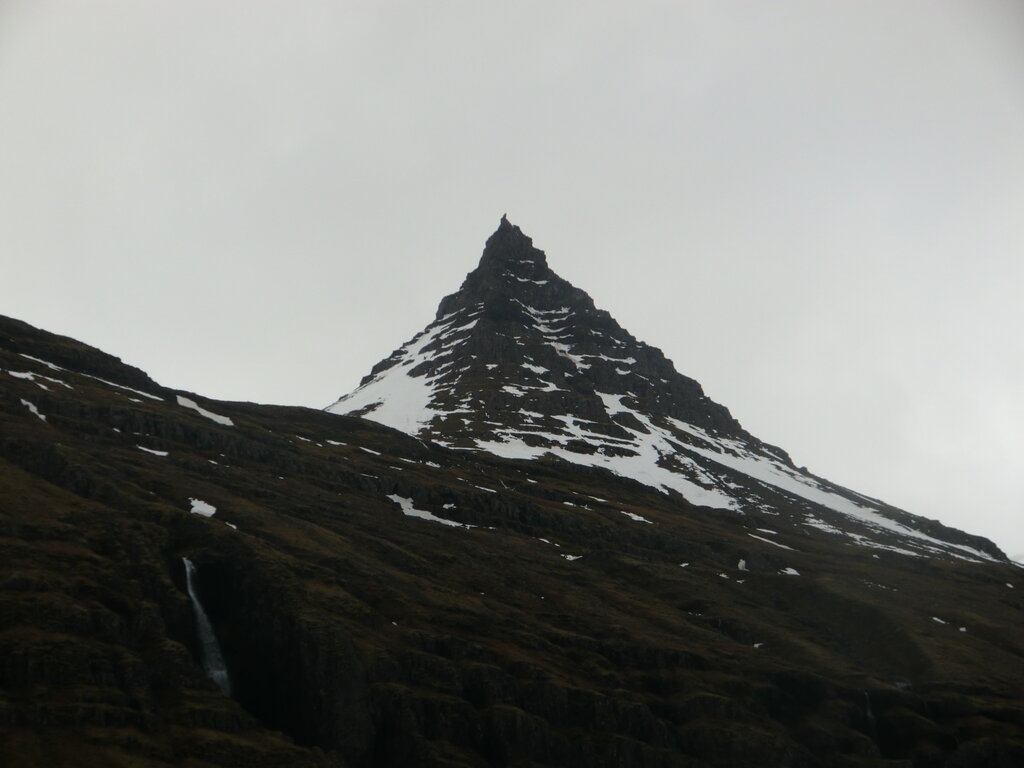Schroffer Gipfel am Mjóifjörður