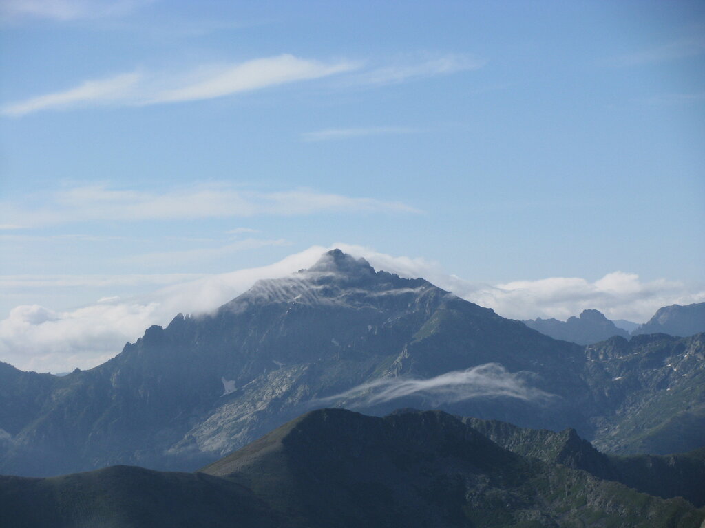 Wolkenumhüllte Bergspitze
