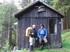 Richie und Jense vor der Hütte