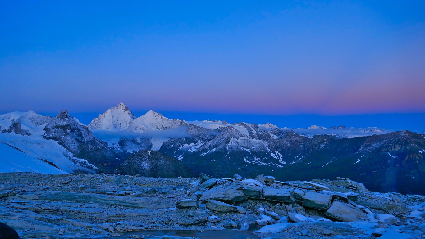 Früher Morgen an der Tracuit-Hütte