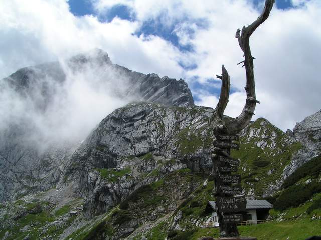 Alpspitze mit Wegweiser